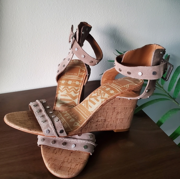 NEW🔥 Dolce Vita Stud Suede Wedge (Taupe) Sz 10 - Picture 5 of 10